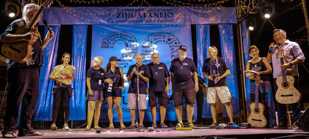 Photographers Volunteering Zihuatanejo Mexico 